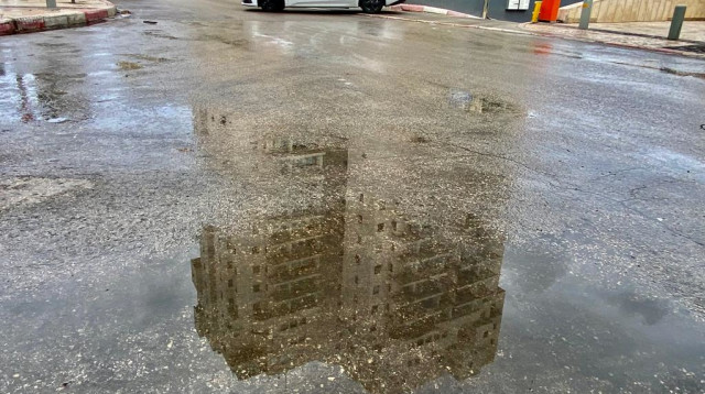 גשם קל באוקטובר צפון תל אביב (צילום: אבשלום ששוני)