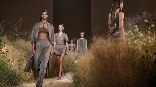 מפגינה התפרצה למסלול במהלך תצוגה של מותג האופנה "הרמס" (צילום: רויטרס)