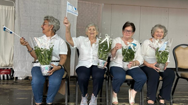 ותיקות גבעתיים על הבמה בתום האירוע. "מתנה יקרת ערך" (צילום: קובי מלמד)