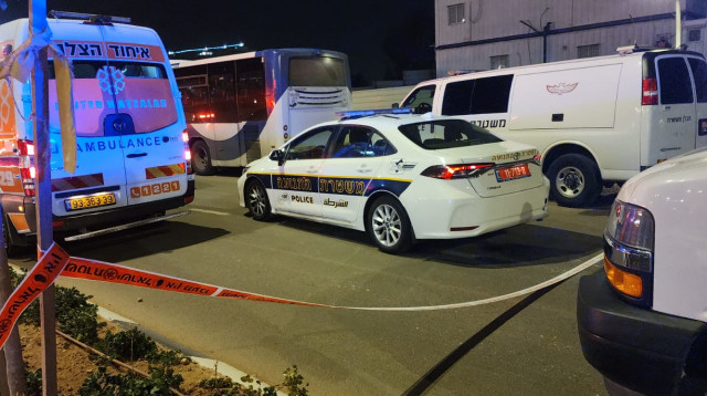 זירת פיצוץ האופנוע באור יהודה (צילום: דוברות המשטרה)