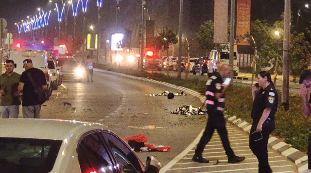 זירת פיצוץ האופנוע באור יהודה (צילום: אלון חכמון)