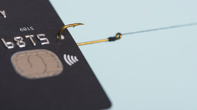 נפלה קורבן להונאה (צילום: אינג'אימג')