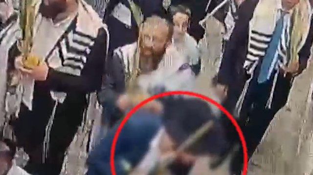 חרדי יורק בכניסה לכנסייה בירושלים (צילום: דוברות המשטרה)