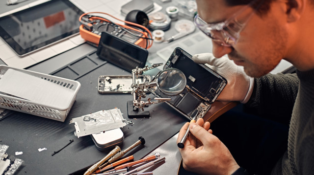 הכירו את שירות תיקוני הטלפונים של דיירקט פיקס (צילום: FREEPIK)