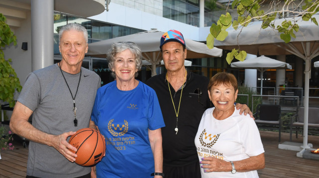 טל ברודי ומיקי ברקוביץ' באימון קליעות לסל לדיירי מגדלי הים התיכון (צילום: ניסים מנדיל)