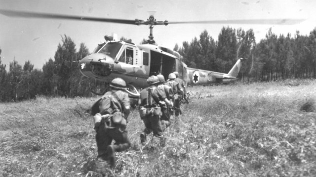 חילוץ פצועים במהלך מלחמת יום כיפור (צילום: דובר צה"ל)