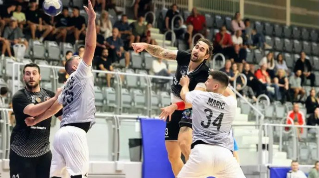 דרמה בהרצליה. ליאור גורמן מול רוקו מאריץ' (צילום: אתר רשמי, הדר ואן קולא, איגוד הכדוריד)