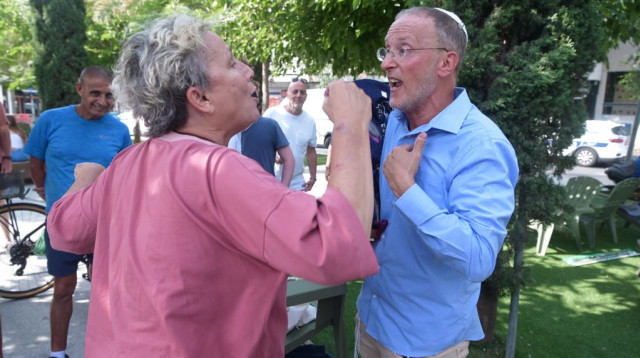 ליאו די בתפילה בהפרדה בכיכר דיזינגוף בתל אביב (צילום: אבשלום ששוני)