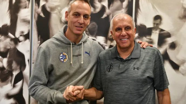 "אם היית מושיב אותי לדבר לפני הגמר, לא הייתי מסוגל לשחק". קטש עם אוברדוביץ' במלון הרודס בתל אביב (צילום: ראובן קסטרו)