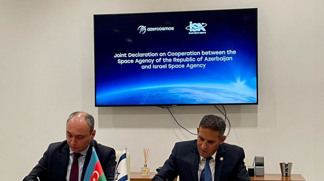 מנהל סוכנות החלל, אורי אורון ויו״ר סוכנות החלל האזארית, סמאדין אסאדוב (צילום: משרד החדשנות, המדע והטכנולוגיה )