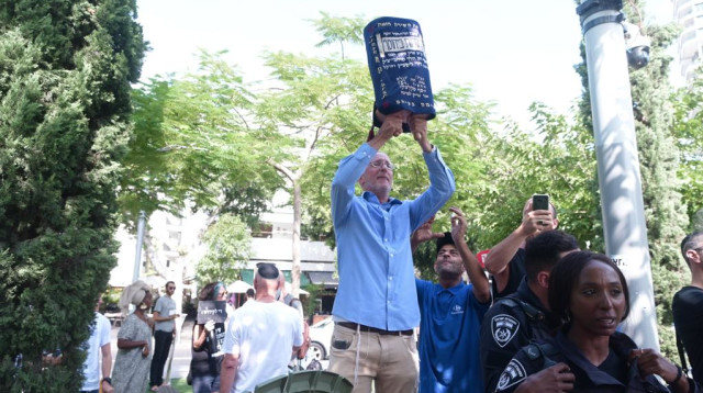 תפילה בהפרדה בכיכר דיזנגוף (צילום: אבשלום ששוני)