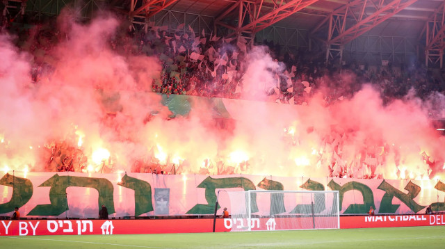 אוהדי מכבי חיפה מדליקים אבוקות (צילום: מאור אלקסלסי)