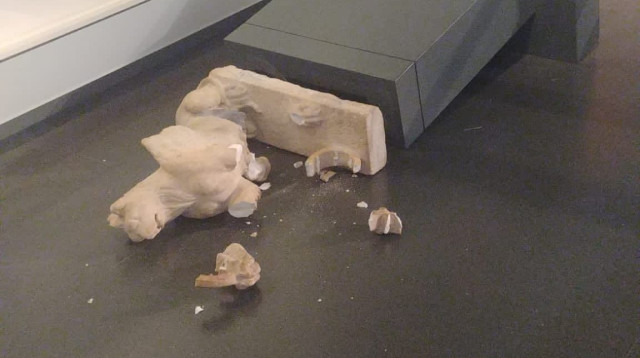 הנזק שנגרם לפסלים במוזיאון ישראל  (צילום: מוזיאון ישראל)