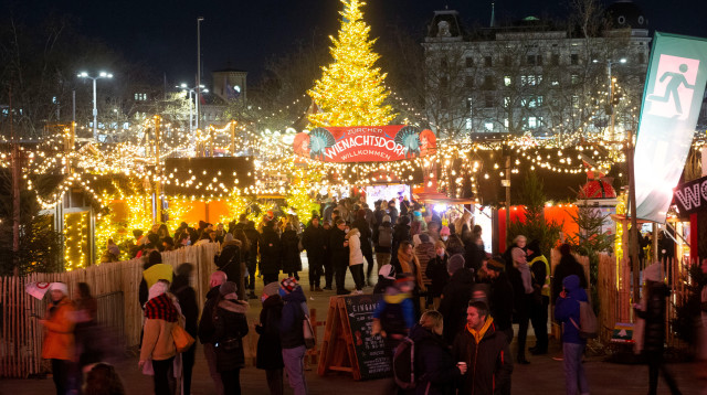 שוק חג המולד בציריך (צילום: REUTERS/Arnd Wiegmann)