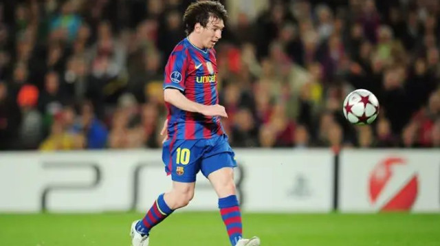 לאונל מסי, ברצלונה, מקפיץ מעל אלמוניה (צילום: GettyImages, Shaun Botterill)