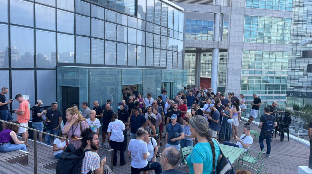 מאות מחכים לתרום דם מחוץ לבית החולים איכילוב (צילום: דוברות איכילוב)