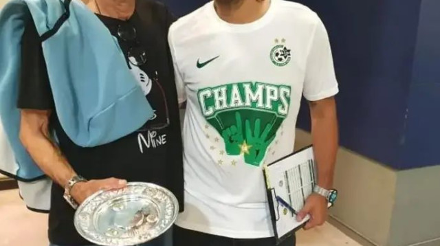 גיל אופק ואביו (צילום: אתר רשמי, באדיבות מכבי חיפה)