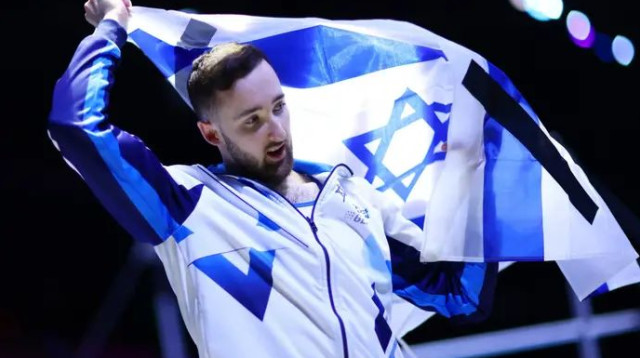 עם סרטים שחורים על הדגל. דולגופיאט (צילום: GettyImages, Naomi Baker)