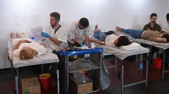 עמדת תרומת דם בדיזינגוף סנטר, תל אביב (צילום: אבשלום ששוני)