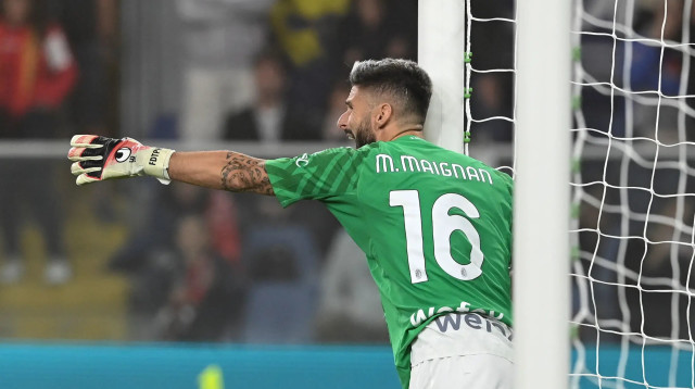 אוליבייה ז'ירו בשער של מילאן (צילום: אתר רשמי, מילאן)