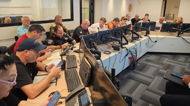 ישיבת הערכת מצב בפתח תקווה. "ממשיכים לפעול לביטחון העיר והתושבים כל העת" (צילום: דוברות עיריית פתח תקווה)