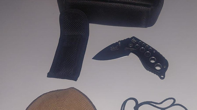 תמונת הפריטים שנתפסו ברשות אחד החשודים (צילום: דוברות המשטרה)