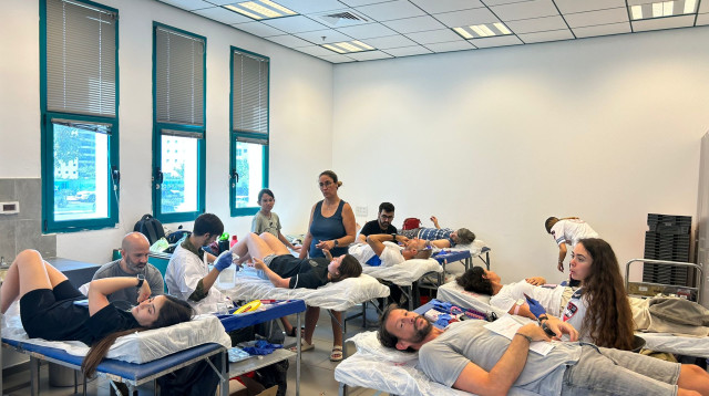 עמדת תרומת דם של מד"א בנתניה (צילום: תיעוד מבצעי מד"א)