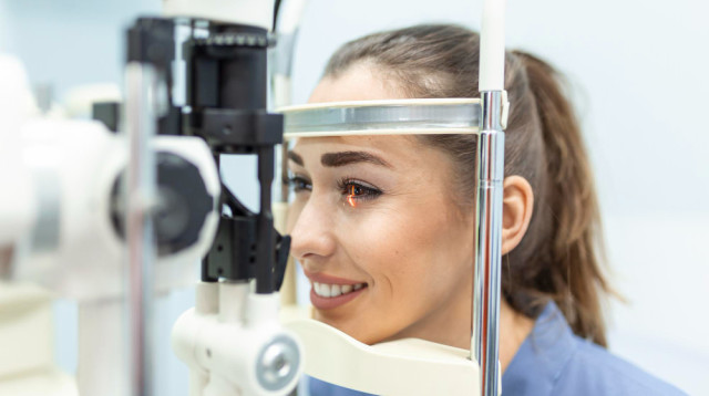 פרופ' דוד ורסנו - מומחה לקטרט – האיש הנכון לטיפול בבעיה  (צילום: FREEPIK)