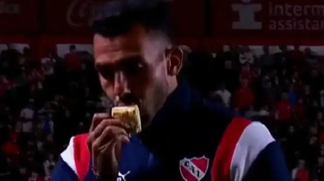 קרלוס טבס, מאמן אינדפנדיינטה (צילום: צילום מסך, פייסבוק)