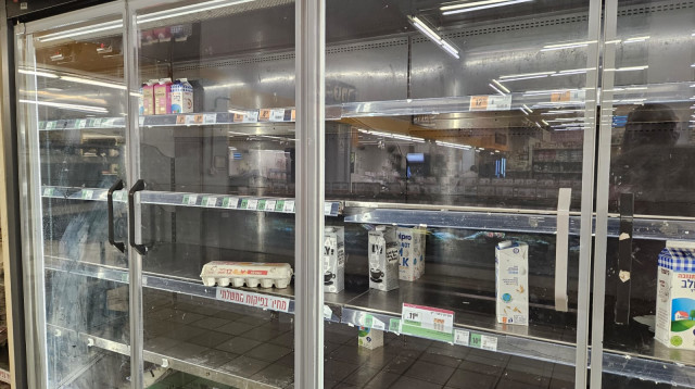 חוסרים בסופרמרקטים בגלל המלחמה (צילום: ארנולד נטייב)