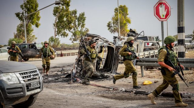 חיילי צה"ל בקיבוץ בארי (צילום: יוסי זמיר פלאש  90)