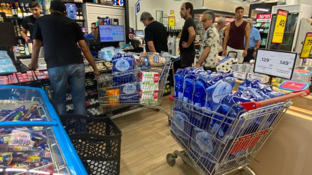 אזרחים מתנפלים על הסופרים ברחבי הארץ (צילום: אבשלום ששוני)