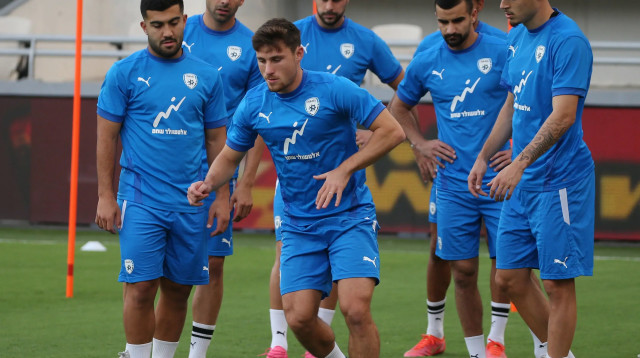 אימון נבחרת ישראל: גבי קניקובסקי, סתיו למקין, מחמוד ג'אבר, דין דוד, תאי בריבו, מוחמד אבו פאני (צילום: אודי ציטיאט)