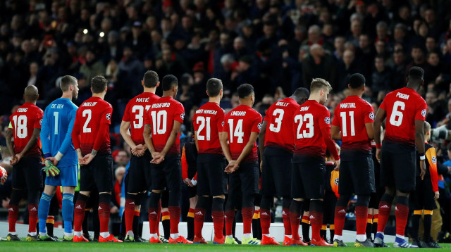 שחקני מנצ'סטר יונייטד בדקת דומייה לזכרו של אמיליאנו סאלה (צילום: רויטרס)