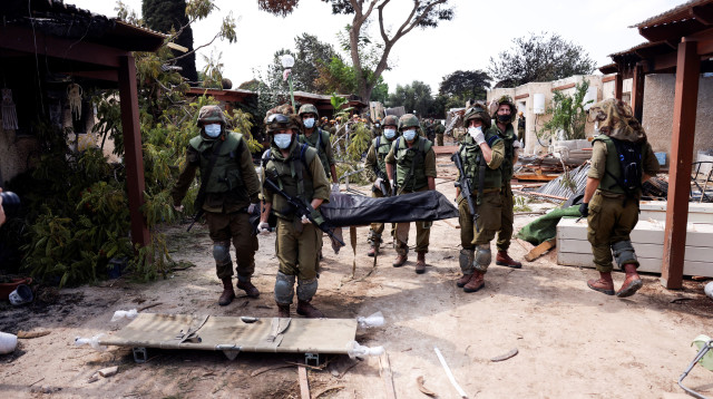 הריסות ופינוי גופות בעוטף עזה (צילום: רויטרס)