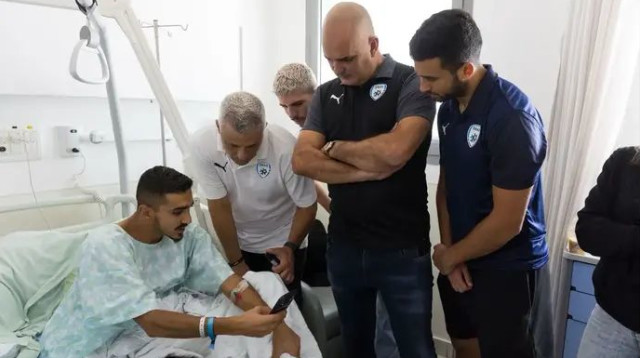 מאמני ושחקני הנבחרות בבית החולים אסותא באשדוד (צילום: אתר רשמי, ההתאחדות לכדורגל/ דוברות אסותא אשדוד)