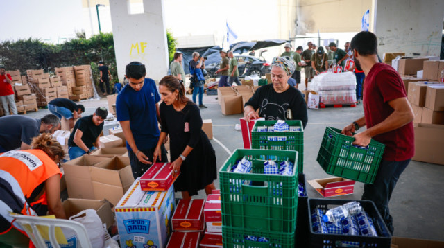 ישראלים אורזים מזון וציוד לתרומה במבצע חרבות ברזל (צילום: חיים גולדברג, פלאש 90)
