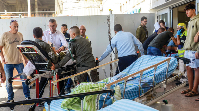פינוי פצועים במבצע "חרבות ברזל" (צילום: בנצי גרינשפן, פלאש 90)