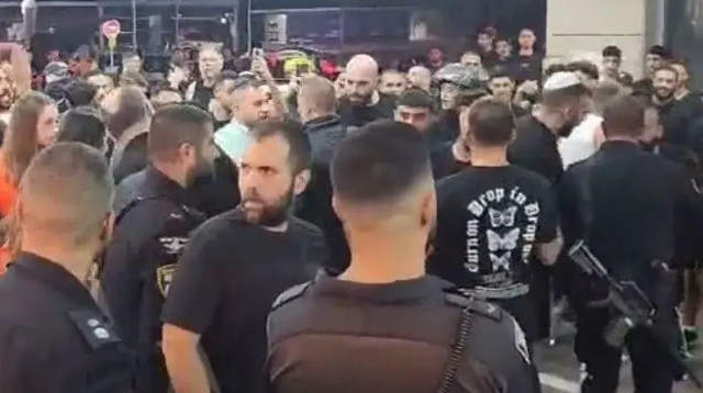 חברי ארגון לה פמיליה מתפרעים מחוץ לבית החולים שיב"א בחיפוש אחרי מחבלים (צילום: תיעוד ברשתות חברתיות לפי סעיף 27 א' לחוק זכויות יו)