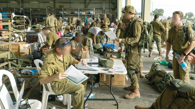 גיוס מילואים במבצע חרבות ברזל, למצולמים אין קשר לנאמר בכתבה (צילום: דובר צה"ל)