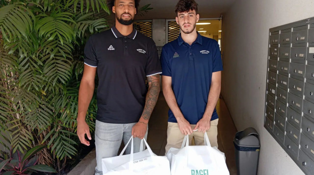 ג'יי פי טוקוטו עם עומר מרינוב שחקן עירוני רמת גן (צילום: אתר רשמי, עירוני רמת גן)