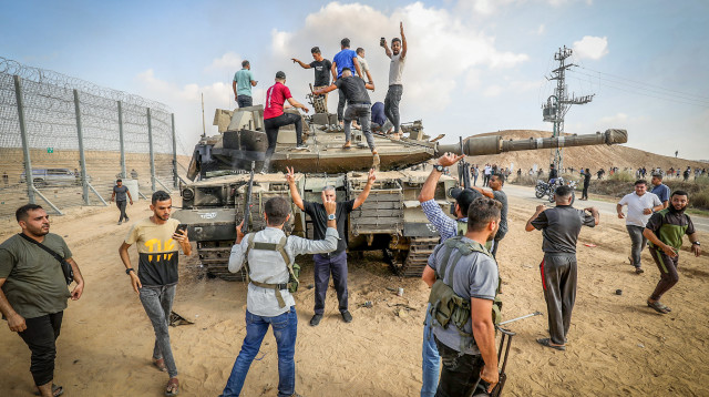 פלסטינים לאחר שחצו את גדר הגבול עם ישראל ברצועת עזה, 7 באוקטובר 2023 (צילום:  עבד רחים חטיב פלאש 90)