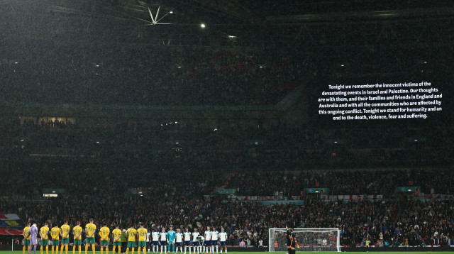 דקת דומיה באצטדיון וומבלי לזכר הקורבנות בישראל ובפלסטין (צילום: GettyImages)