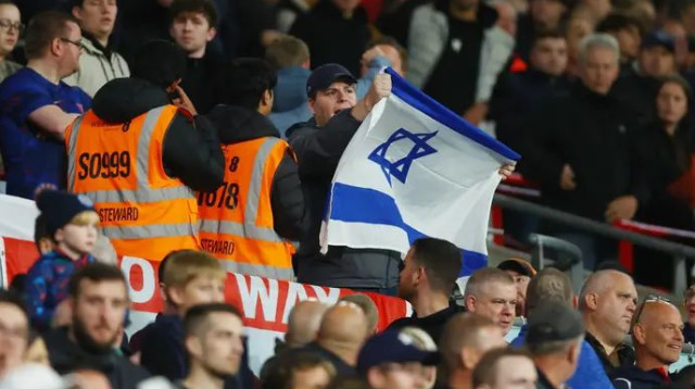 דגל ישראל מונף במהלך דקת הדומיה בוומבלי (צילום: רויטרס)