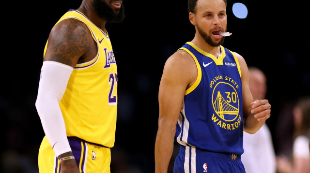 שחקן גולדן סטייט ווריירס סטפן קרי לצד שחקן לוס אנג'לס לייקרס לברון ג'יימס (צילום: GettyImages, Harry How)