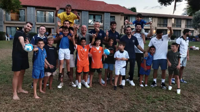 עידן מימון מבקר את ילדי עוטף עזה בשפיים עם שחקני א.ס. רמת השרון (צילום: אתר רשמי, א.ס. רמת השרון)