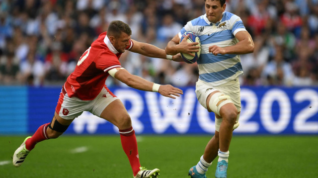 גביע העולם בראגבי: שחקן נבחרת ארגנטינה חואן מרטין גונסאלס ליד שחקן נבחרת וויילס דן ביגאר (צילום: GettyImages, NICOLAS TUCAT/AFP)