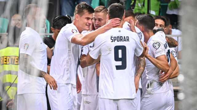 שחקני נבחרת סלובניה חוגגים מול נבחרת פינלנד (צילום: GettyImages)