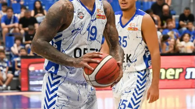 הרצליה רוצה לשכוח מגביע ווינר. באב (צילום: ברני ארדוב)