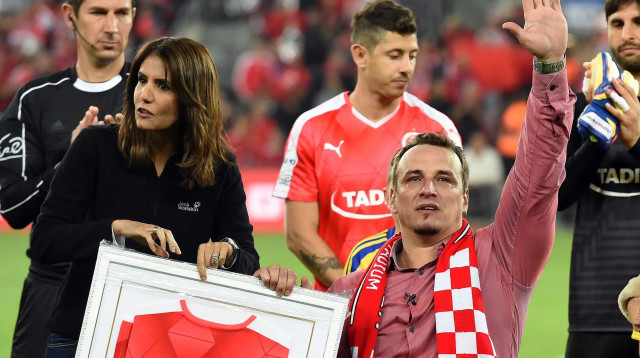 אלונה ברקת בעלי הפועל באר שבע (אמצע) עם לאנדרו סימיוני (צילום: ברני ארדוב)